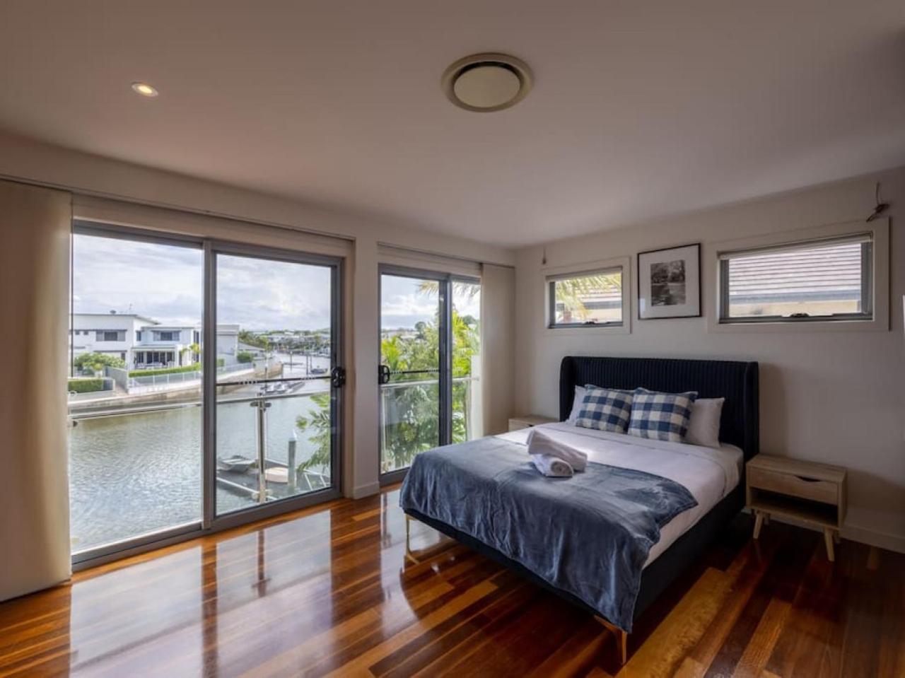 Luxurious 6br Retreat Wpool Port Biggerawaters Holiday home Gold Coast
