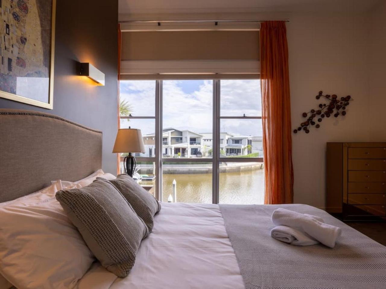 Luxurious 6br Retreat Wpool Port Biggerawaters Holiday home Gold Coast