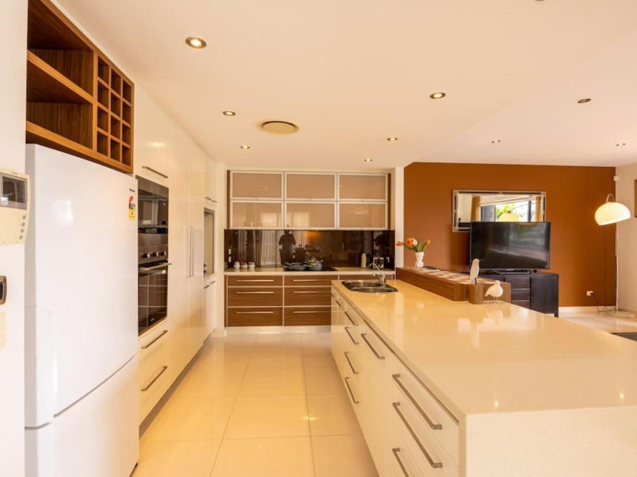 Luxurious 6br Retreat Wpool Port Biggerawaters Holiday home Gold Coast