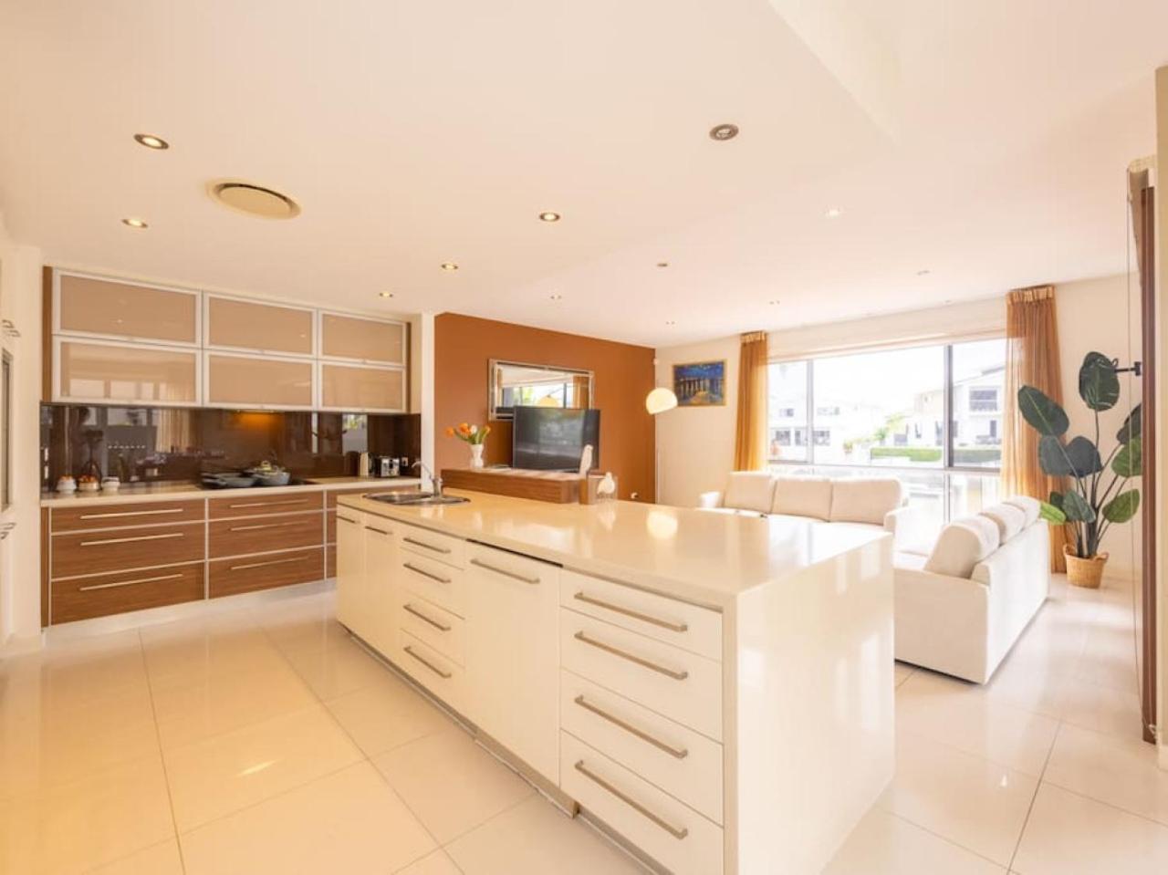 Luxurious 6br Retreat Wpool Port Biggerawaters Holiday home Gold Coast