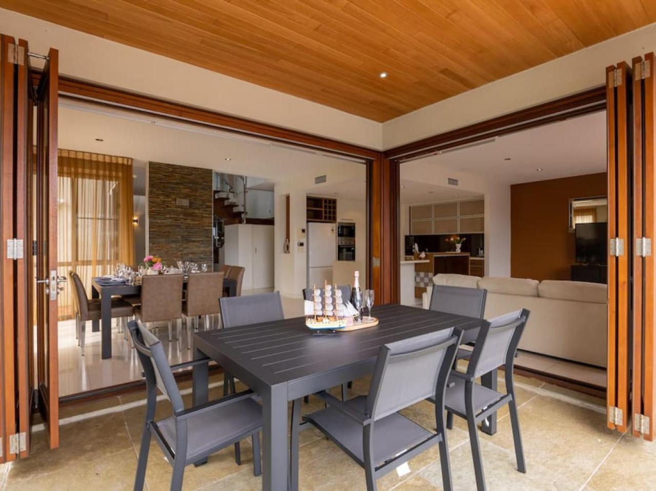 Luxurious 6br Retreat Wpool Port Biggerawaters Gold Coast